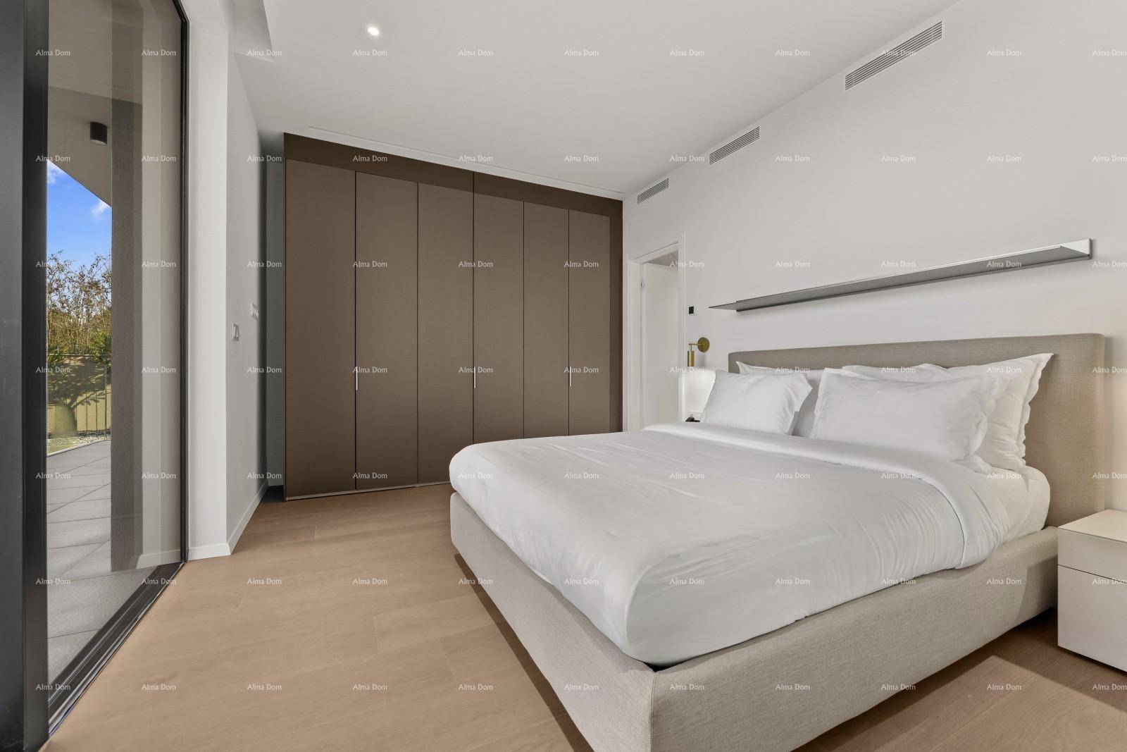Helles Schlafzimmer mit Doppelbett, Einbauschränken und großen Fenstern.