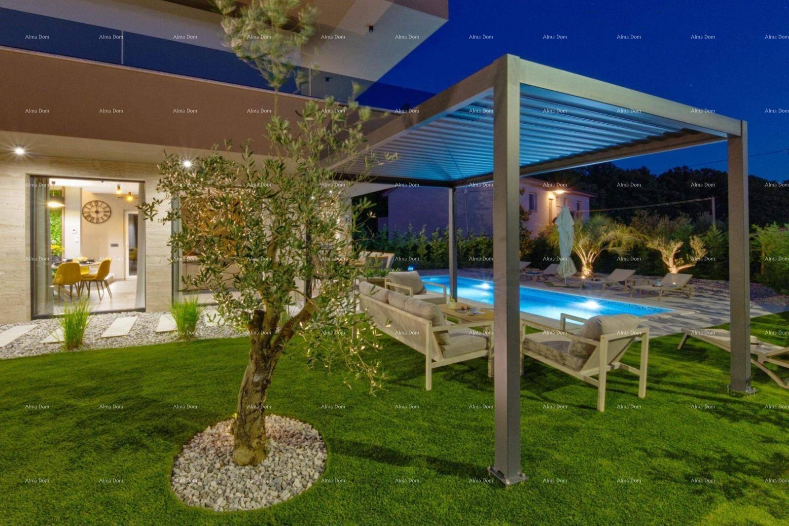 Gartenbereich bei Nacht mit beleuchteter Pergola, gemütlicher Lounge und Blick auf den Swimmingpool.