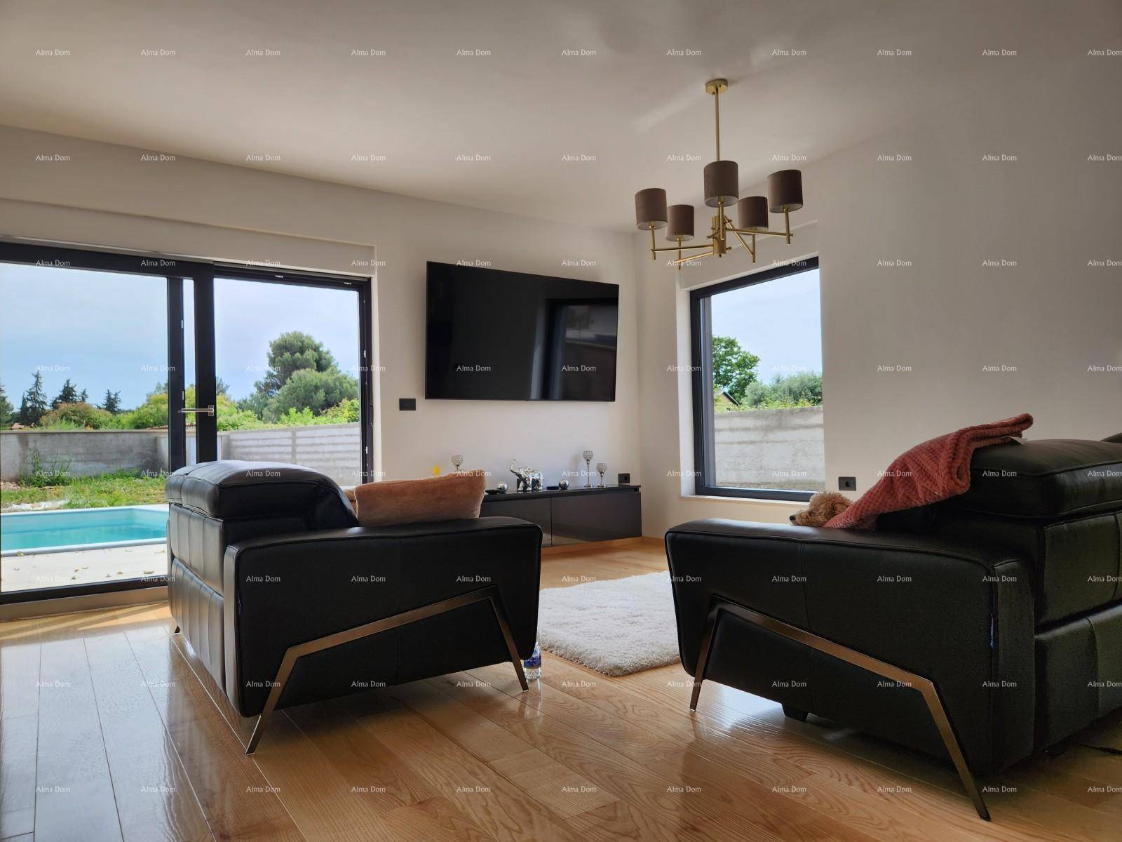 Helles Wohnzimmer mit zwei modernen Sofas, großem Fernseher und direktem Zugang zum Poolbereich.