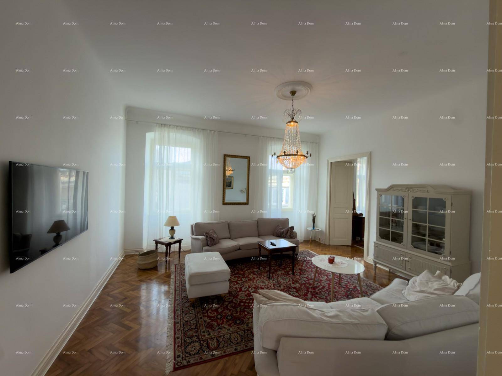 Großzügiges Wohnzimmer mit viel Tageslicht, eleganten Sofas und einem dekorativen Kronleuchter.