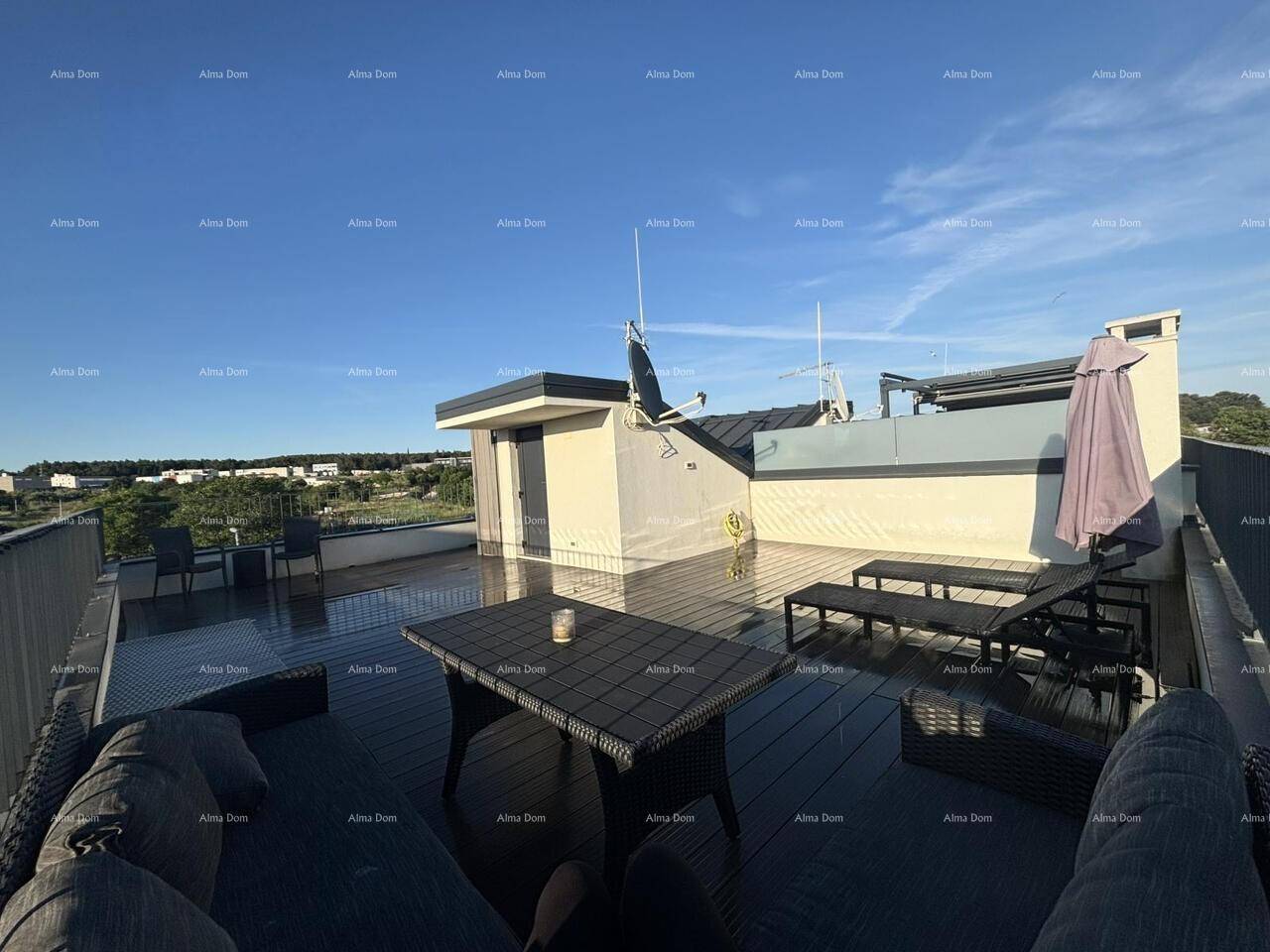 Geräumige Dachterrasse mit Sitzgelegenheiten, Sonnenliegen und weitem Blick.