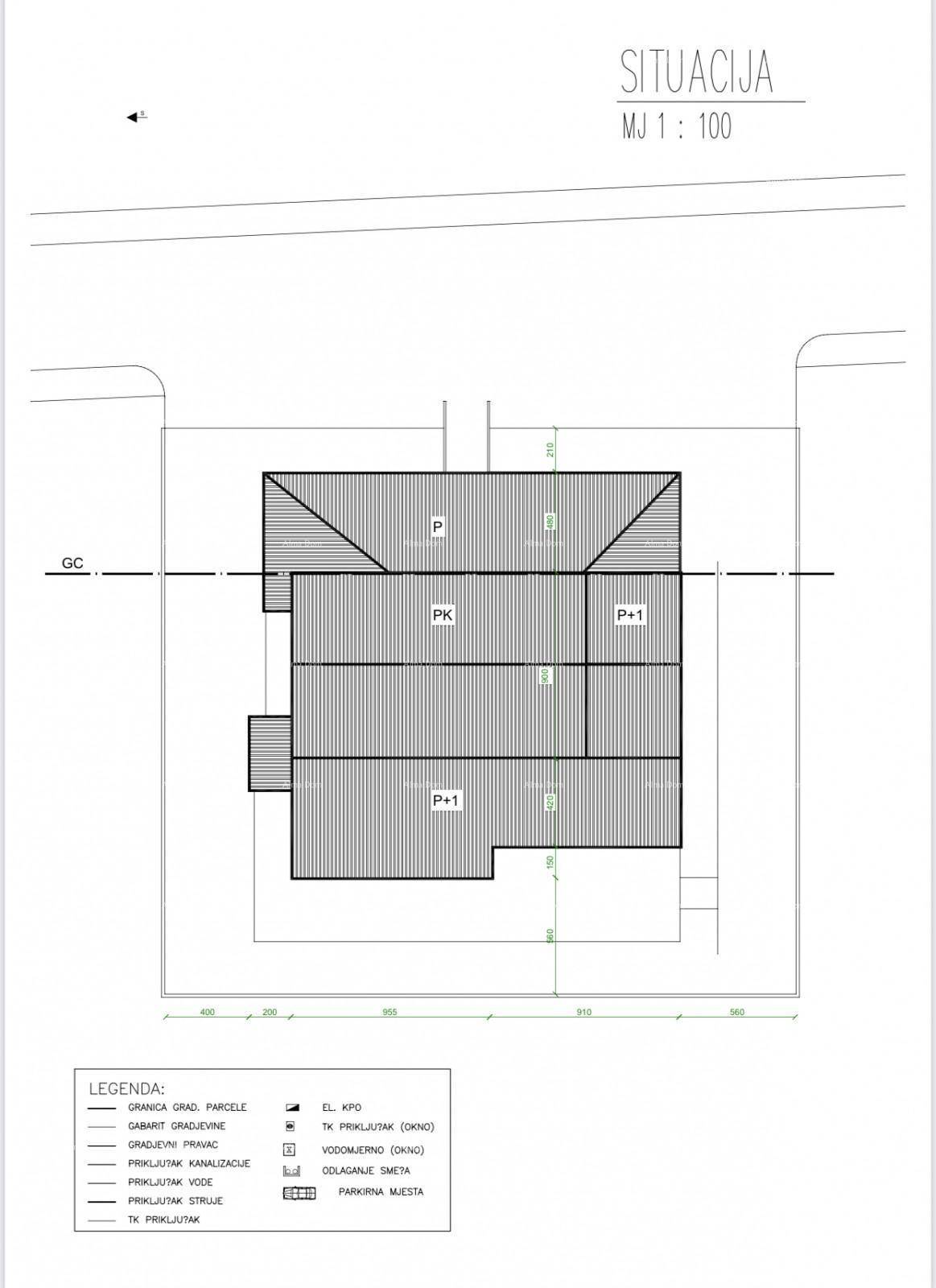 Lageplan des Gebäudes auf dem Grundstück mit angrenzenden Straßen und Abmessungen.