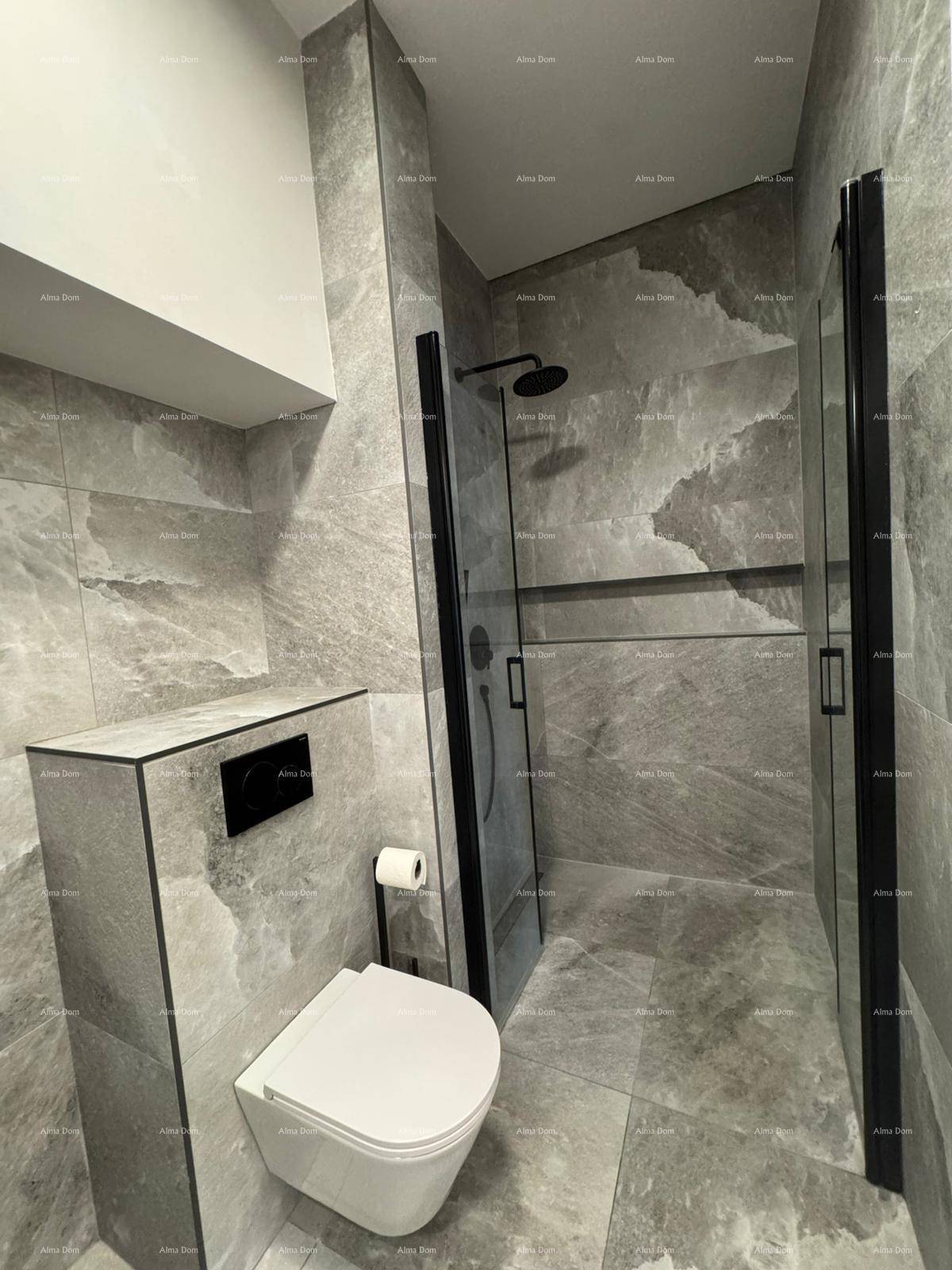 Modernes Badezimmer mit grauen Fliesen, wandhängendem WC und begehbarer Dusche.