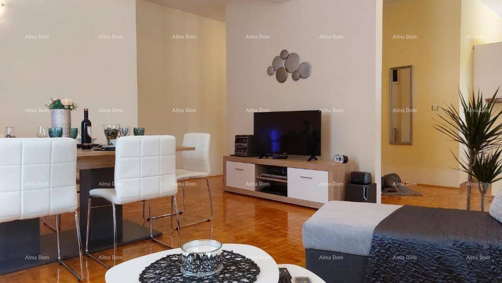 Wohnbereich mit bequemer Couch, TV-Möbeln und dekorativen Elementen an der Wand.