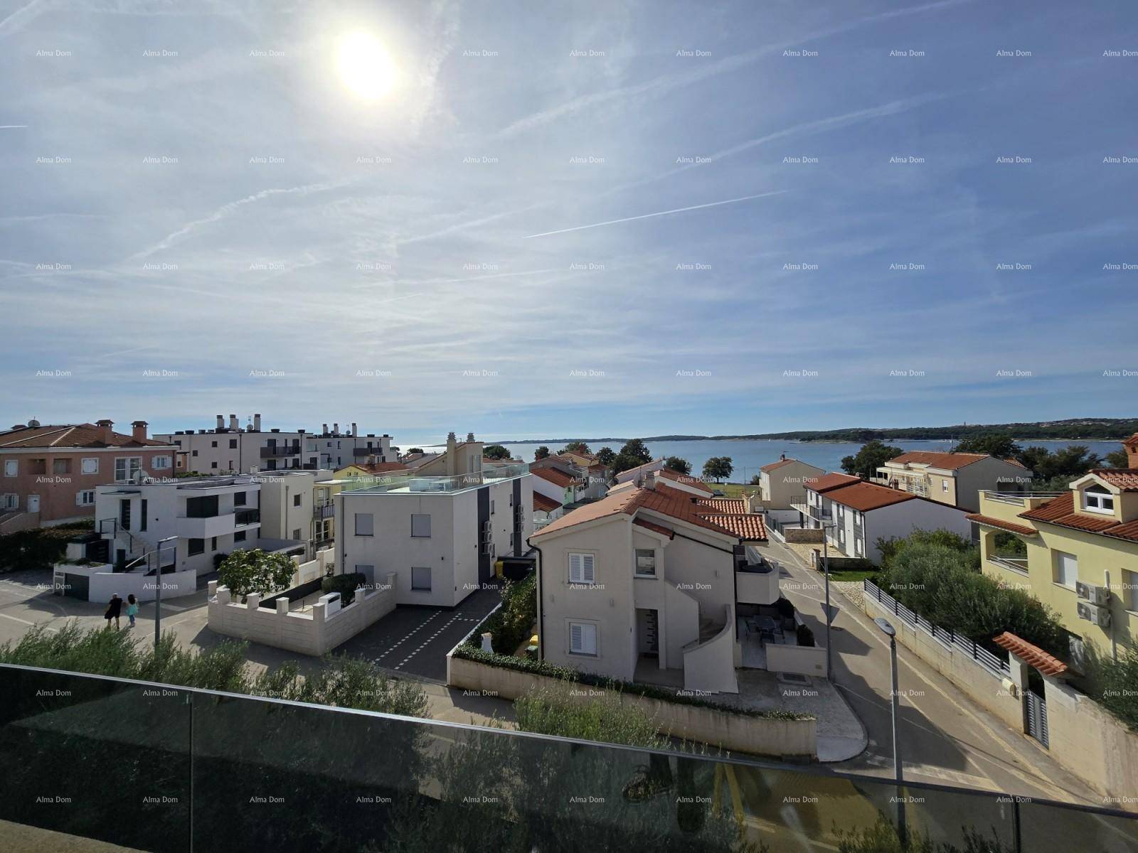 Sonniger Balkon mit atemberaubendem Blick auf das glitzernde Meer und die charmanten Häuser.