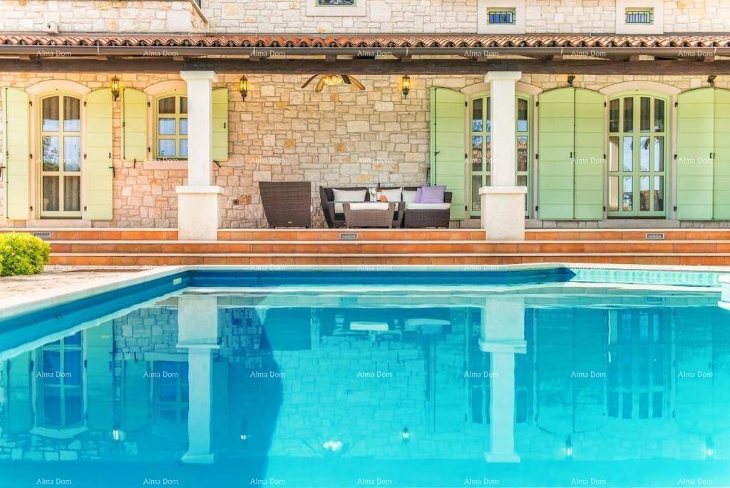 Detailansicht des Pools mit angrenzender überdachter Terrasse und bequemen Loungemöbeln.