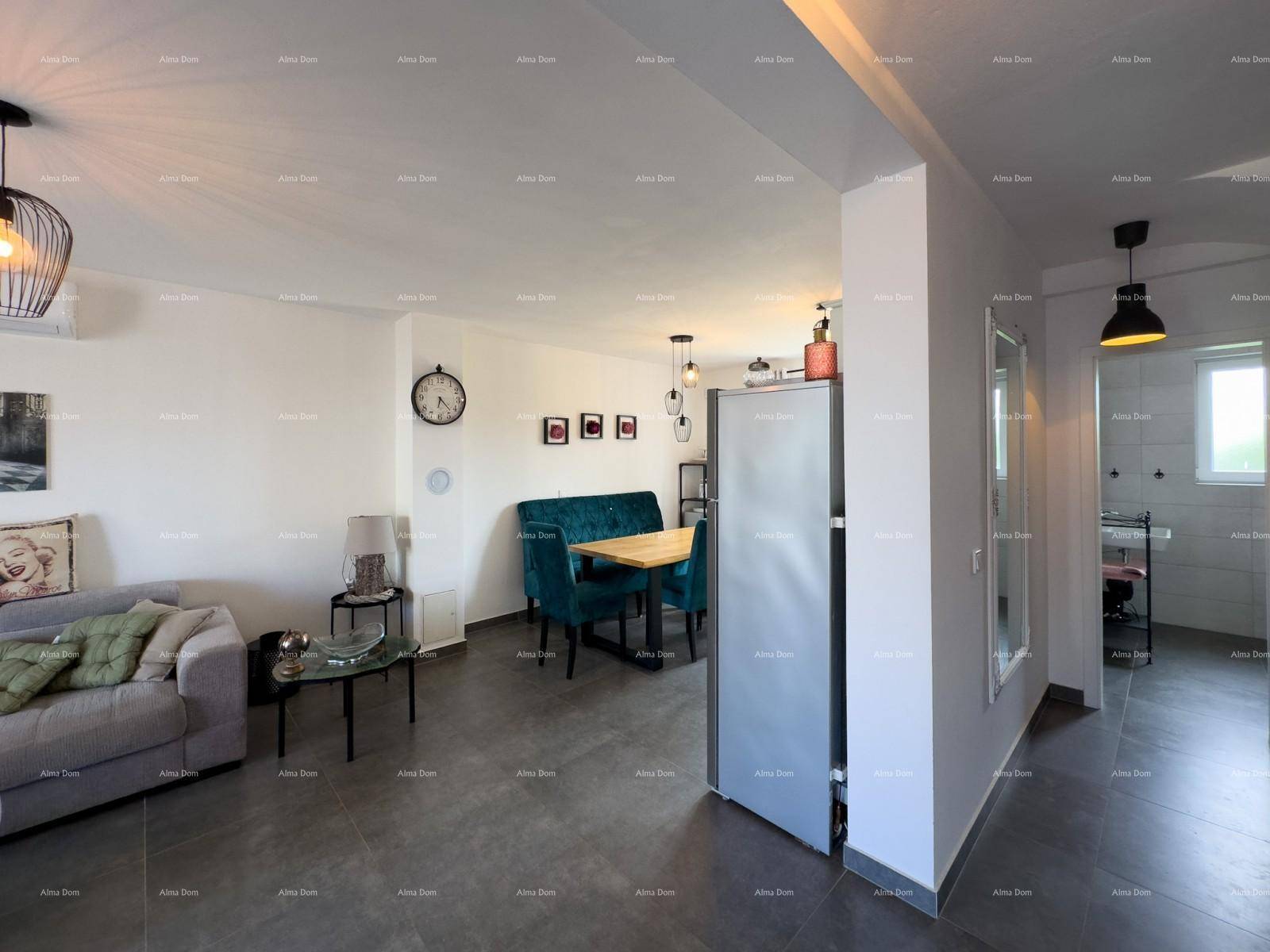 Geräumiger Wohnbereich mit Sofa, Esstisch und Zugang zu einem weiteren Raum.