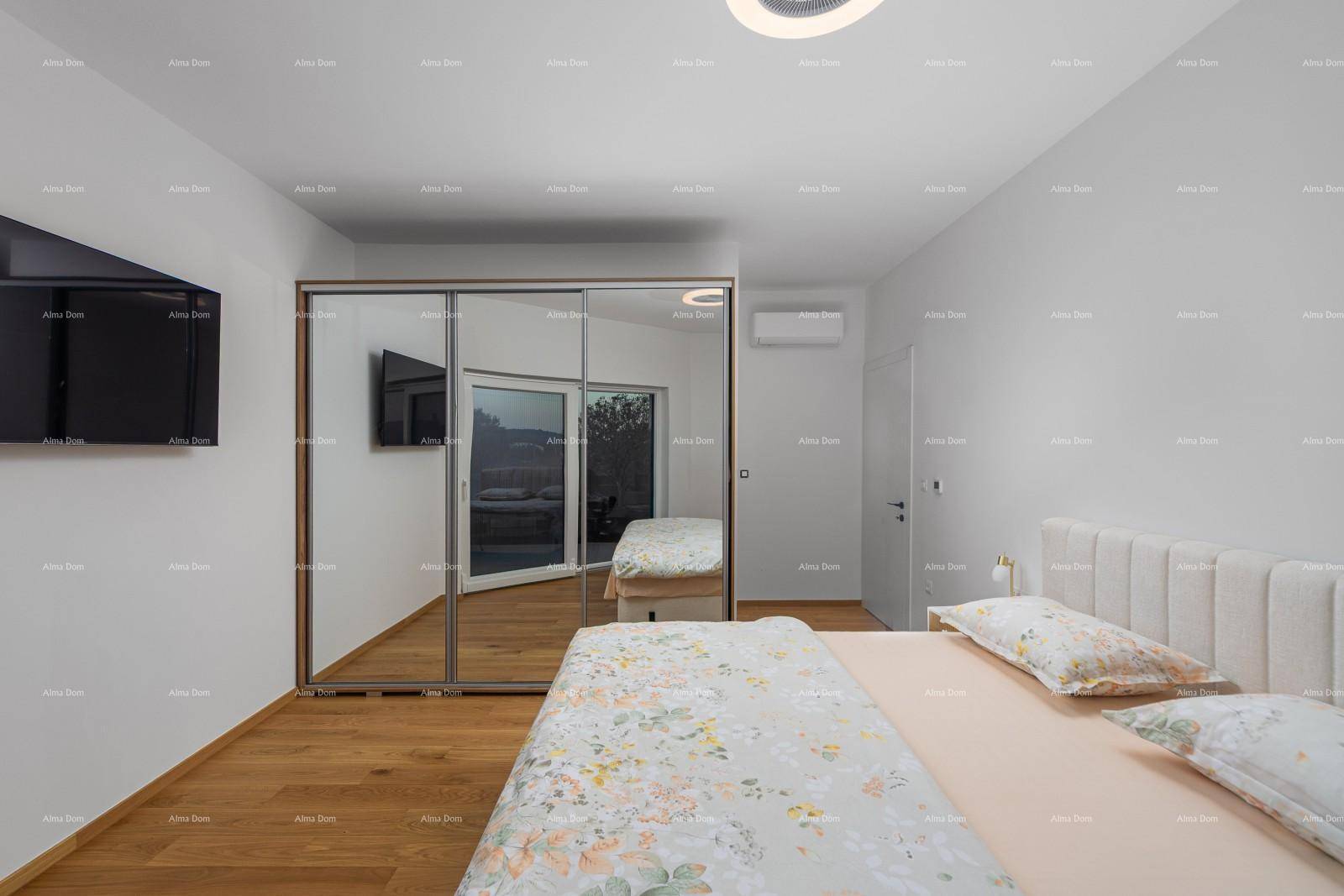 Schlafzimmer mit Doppelbett und großem Spiegelschrank, der den Raum optisch vergrößert.