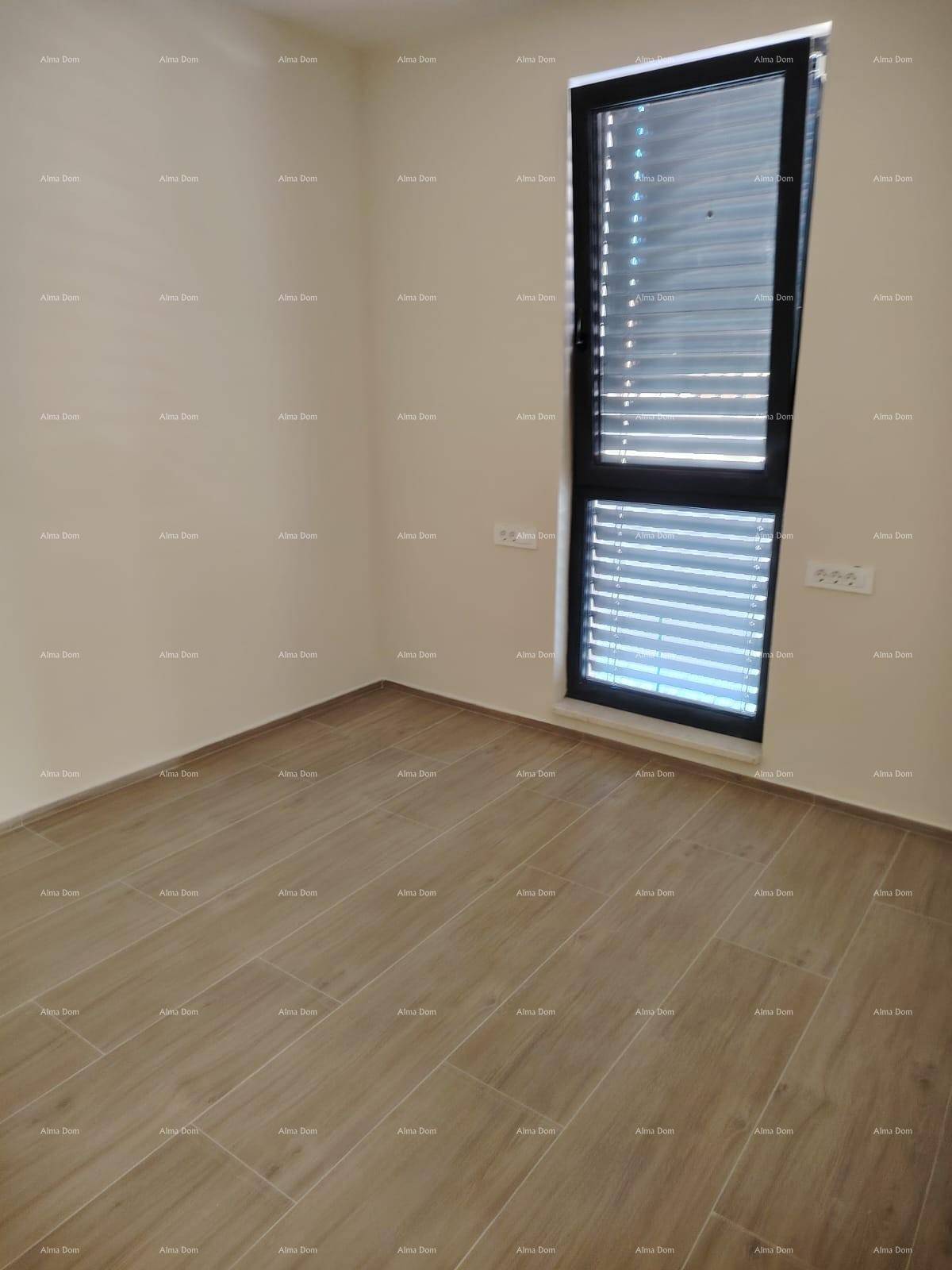 Helles Zimmer mit einem hohen Fenster und modernem Fliesenboden, ideal als Schlaf- oder Arbeitszimmer.