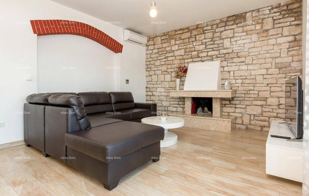 Helles Wohnzimmer mit Steinwand, Kamin und bequemer Ledercouch für entspannte Stunden.