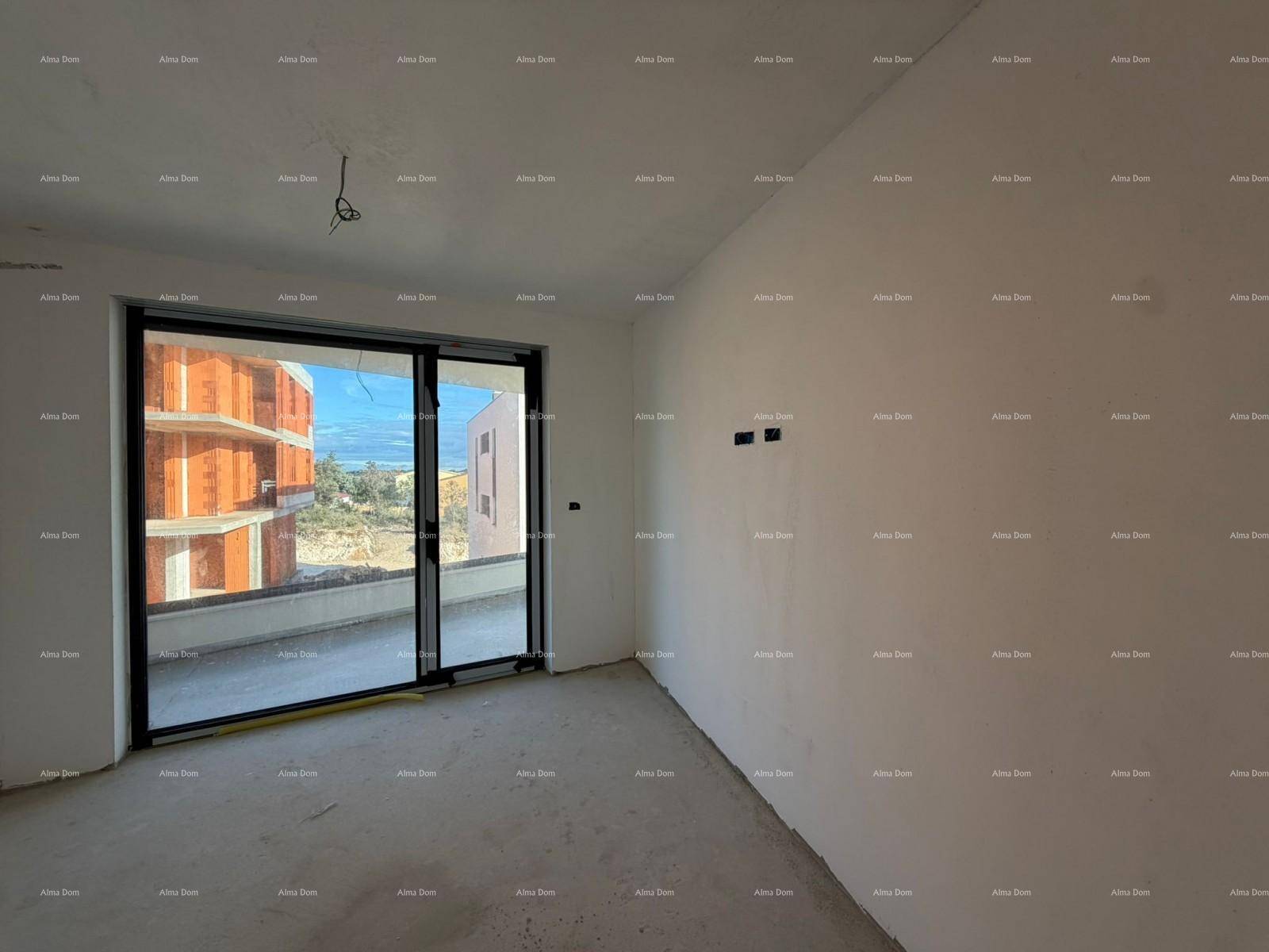 Unfertiger Raum mit großen Schiebetüren, die auf einen Balkon führen, viel Licht.