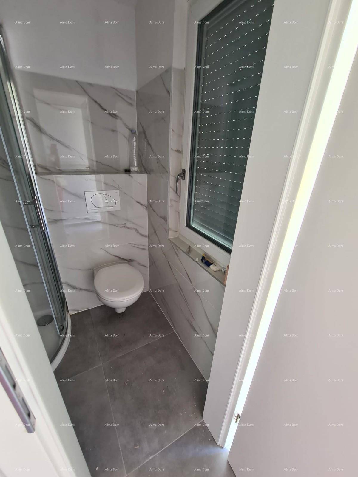 Modernes Badezimmer mit Duschkabine, wandhängendem WC und Fenster mit Jalousie.