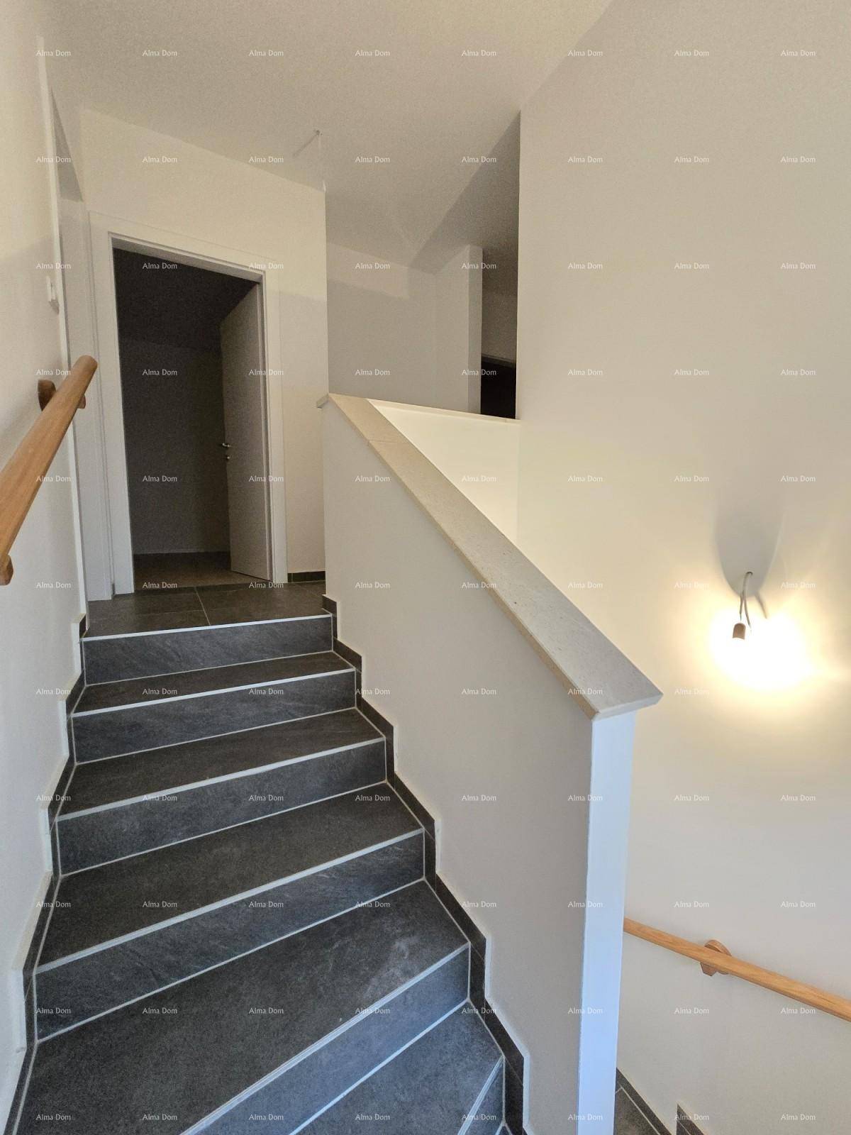Heller Treppenaufgang mit schlichtem Design und Wandleuchte.