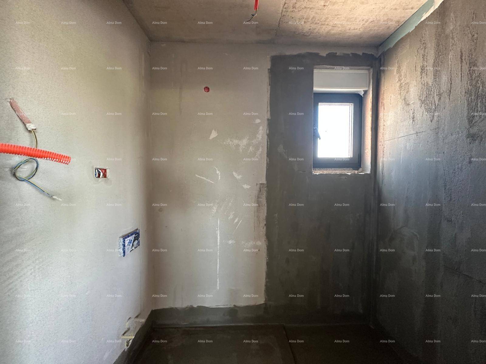 Badezimmer im Rohbau mit Betonwänden, kleinem Fenster und vorbereiteten Sanitärinstallationen.