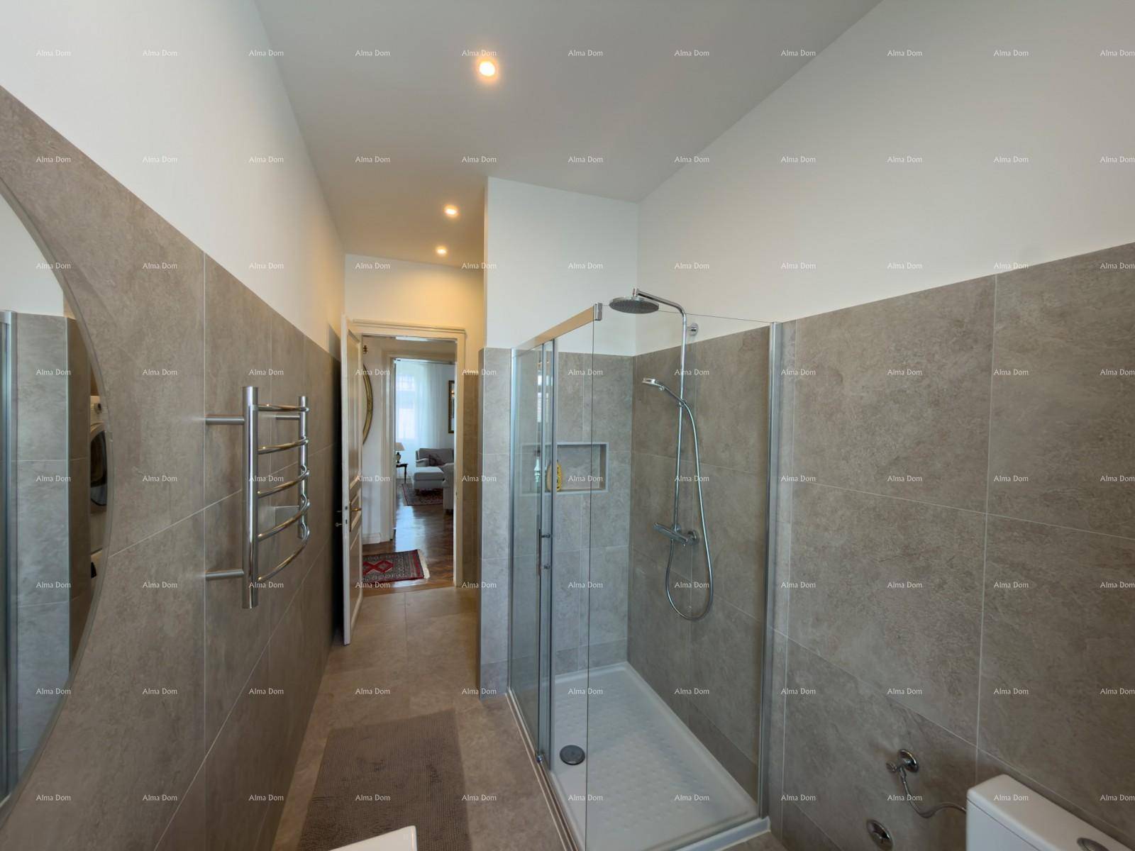 Geräumiges Badezimmer mit begehbarer Dusche, Fliesenboden und Blick in den angrenzenden Flur.