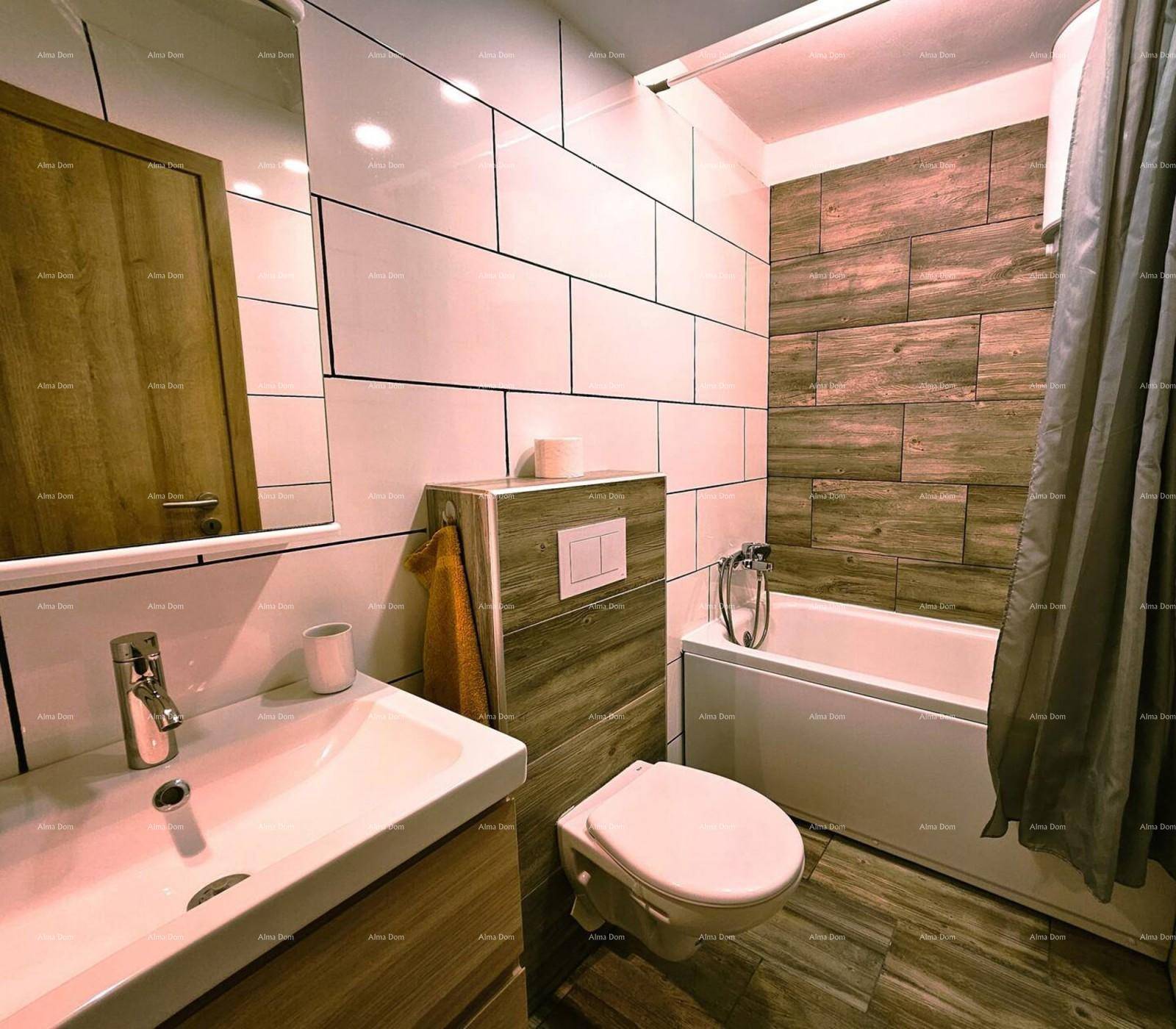 Badezimmer mit Badewanne, Duschvorhang, Holzoptik-Fliesen und modernem Waschtisch.