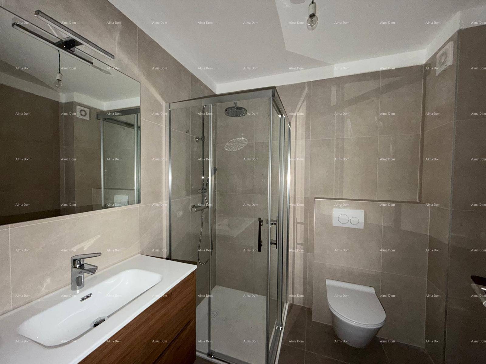 Modernes Badezimmer mit Duschkabine, Wand-WC und Waschtisch mit Spiegel.