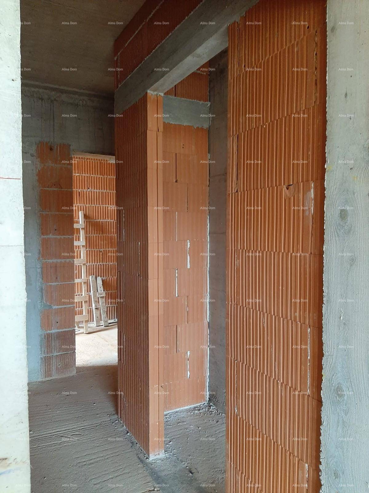Innenansicht eines Rohbaus mit Ziegelwänden und tragenden Betonelementen.