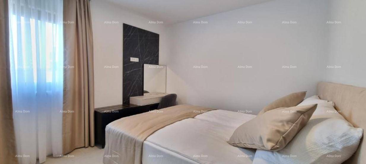 Helles Schlafzimmer mit bequemem Bett, modernem Schminktisch und Fenster mit eleganten Vorhängen.