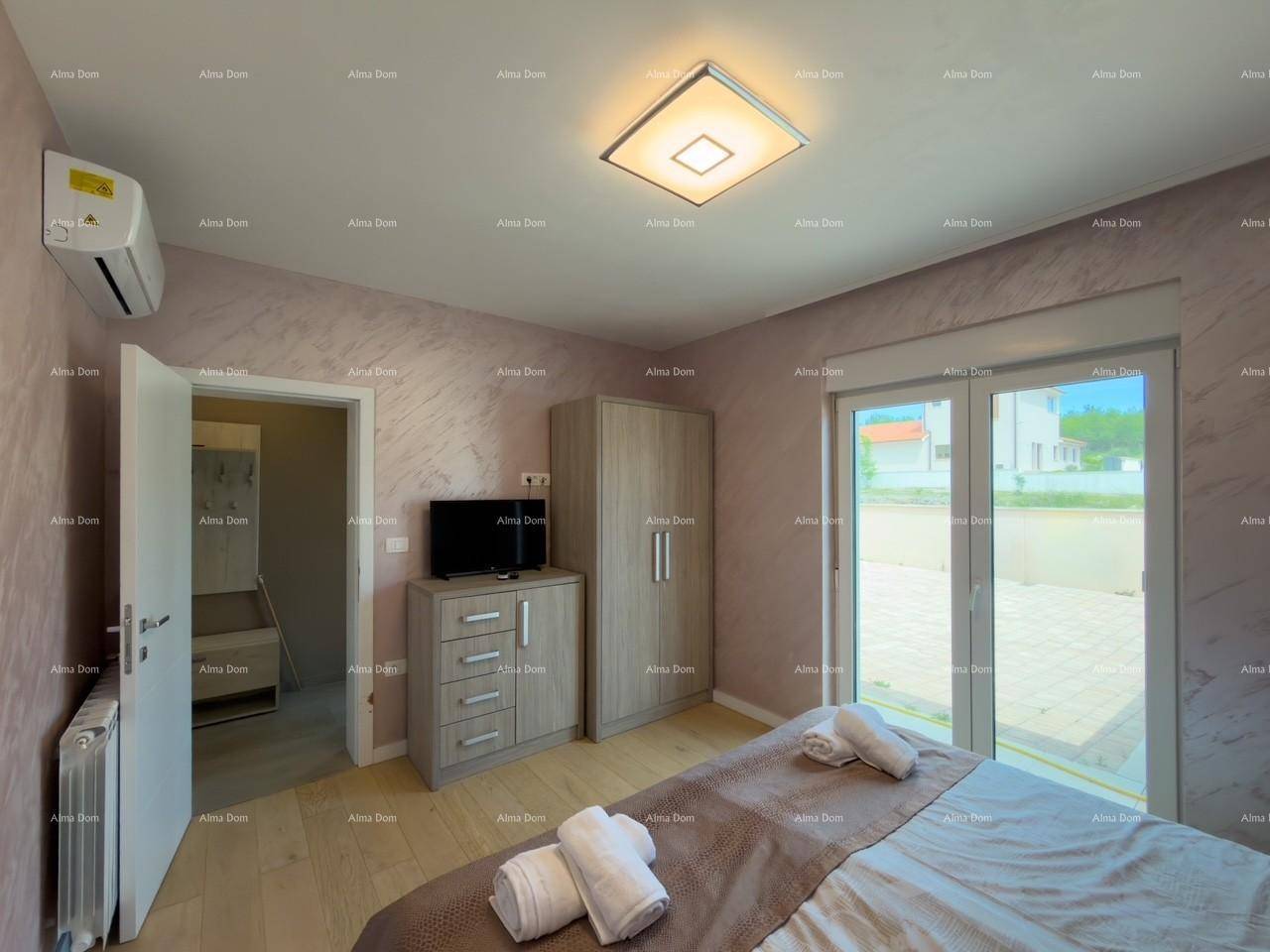 Schlafzimmer mit Klimaanlage, Kleiderschrank und Blick nach draußen.