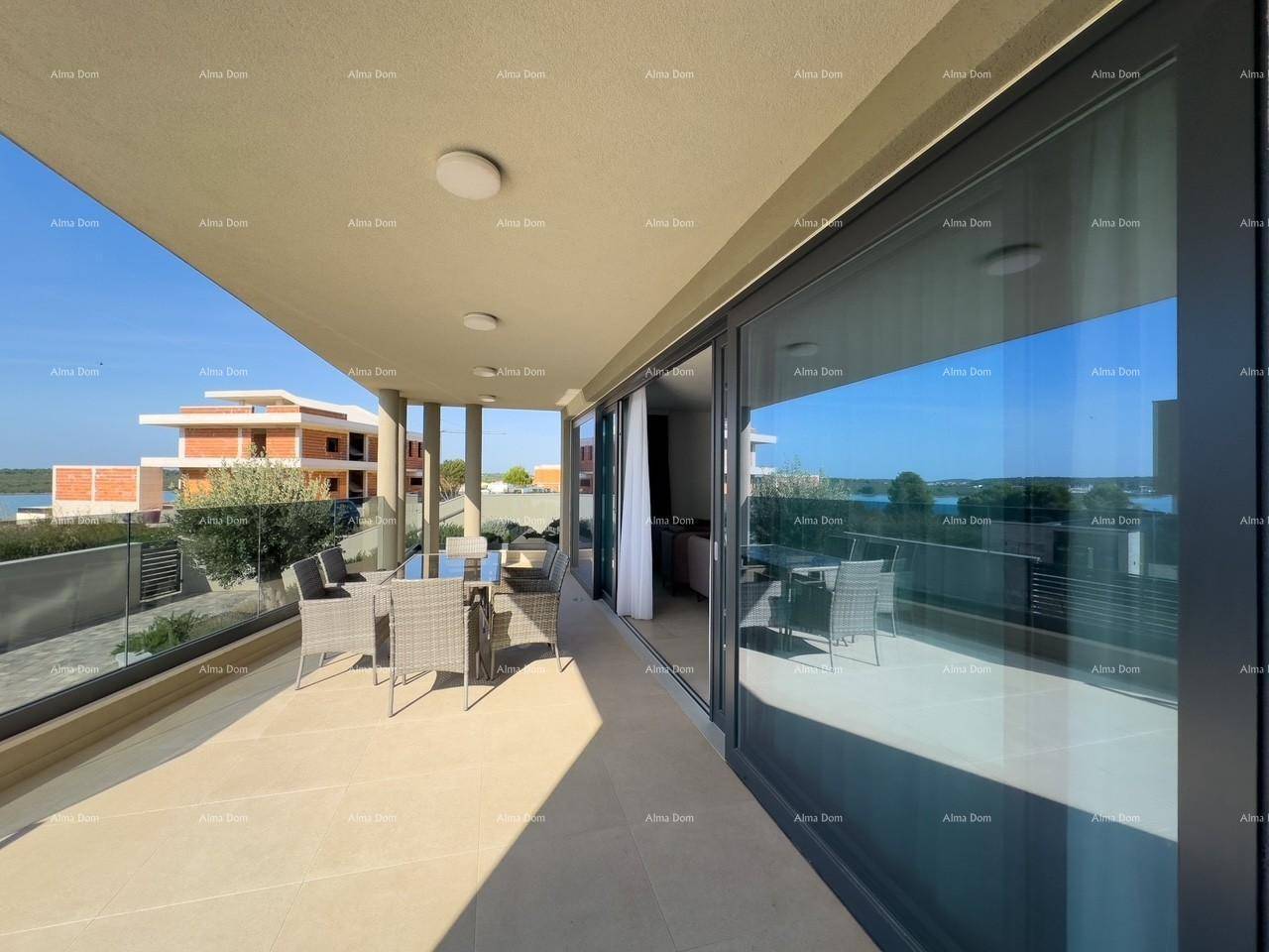 Geräumige Terrasse mit modernen Gartenmöbeln, großen Fenstern und weitem Blick auf das Meer.