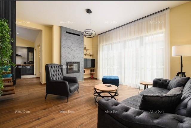 Gemütliches Wohnzimmer mit modernem Kamin, bequemen Sitzmöbeln und Zugang zur Terrasse.