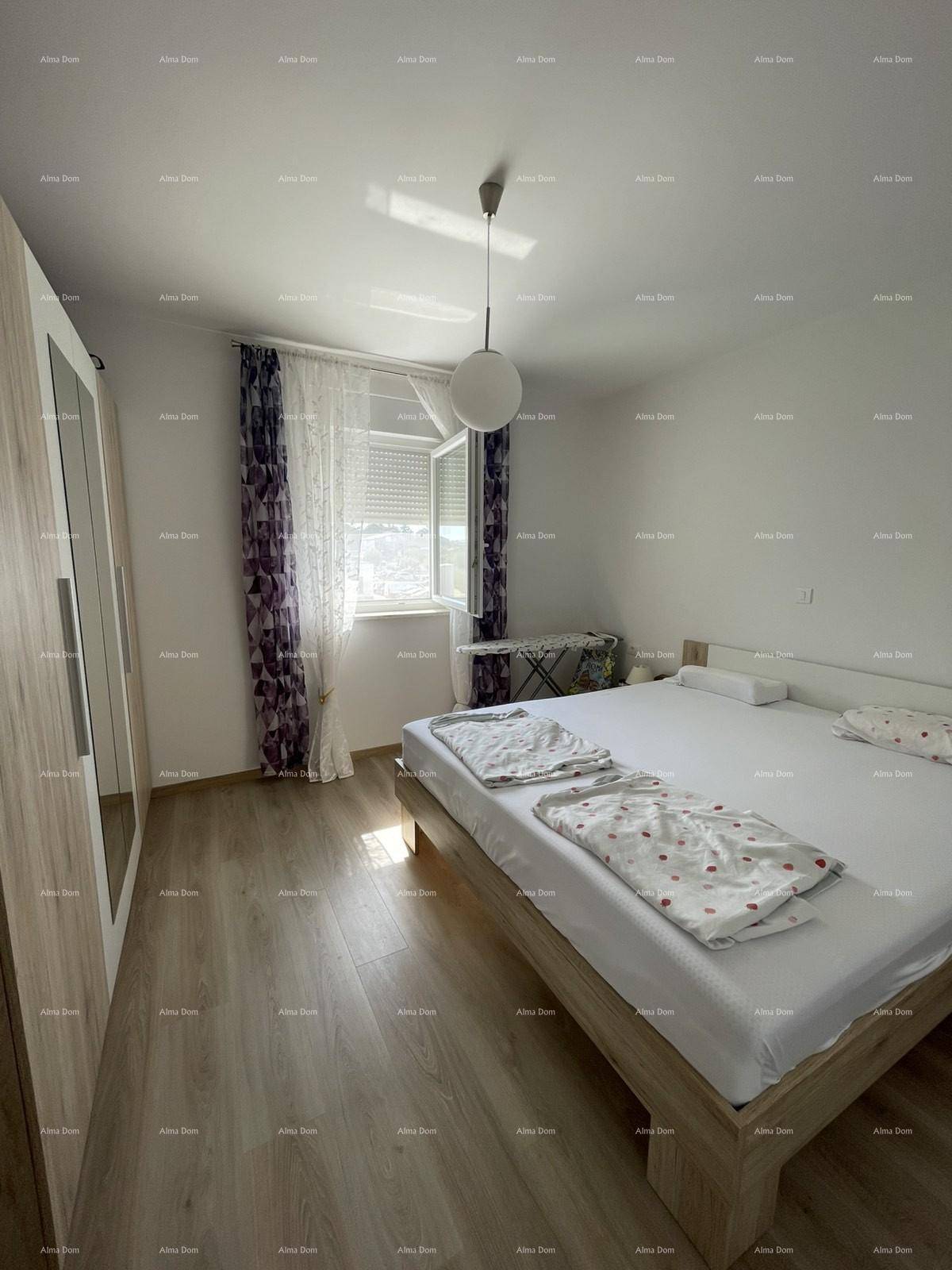 Helles Schlafzimmer mit Holzbett, Laminatboden und Fenster für natürliches Licht.