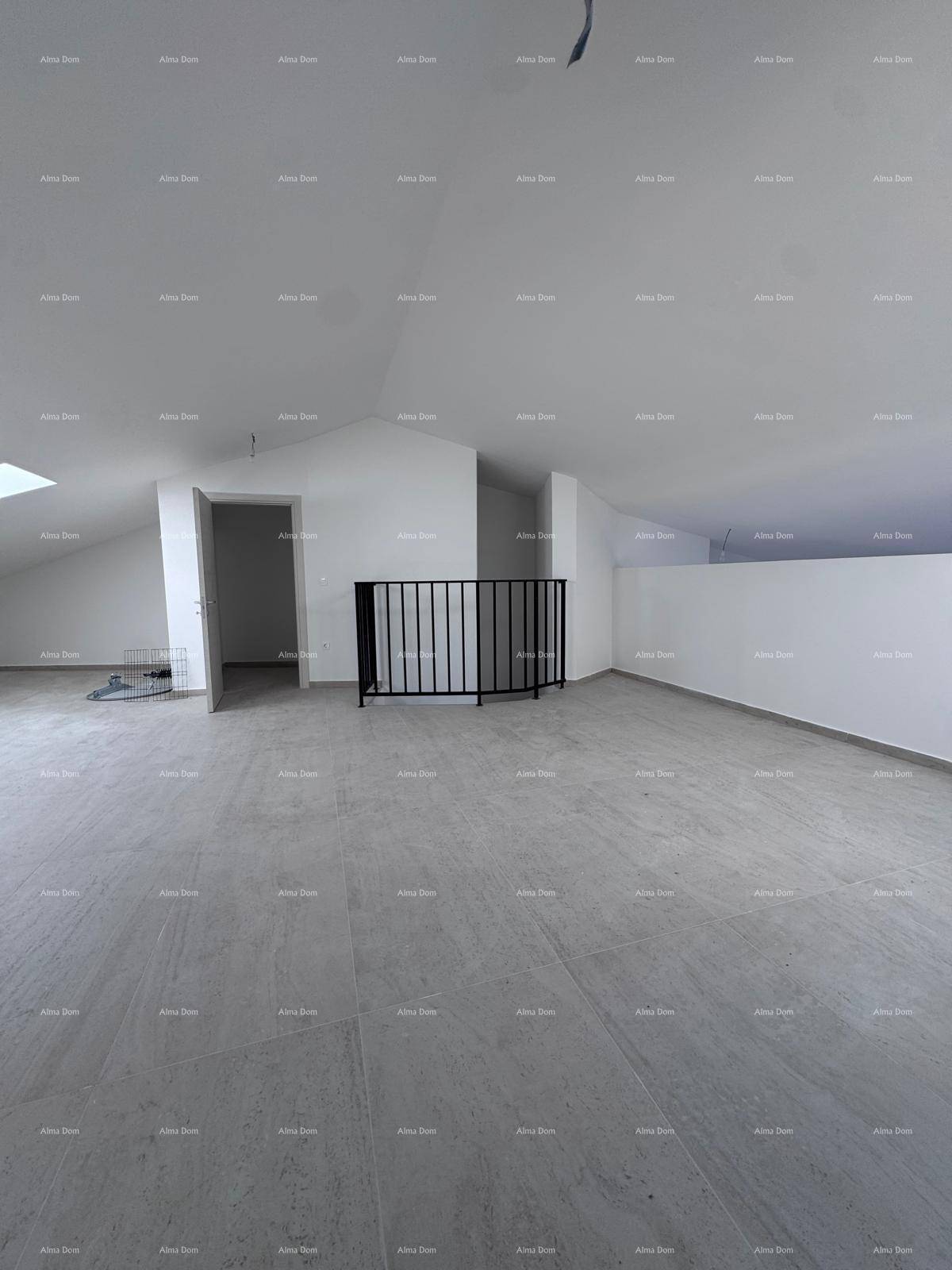 Großer Dachbodenraum mit schrägen Decken, Fliesenboden und einem schwarzen Geländer.