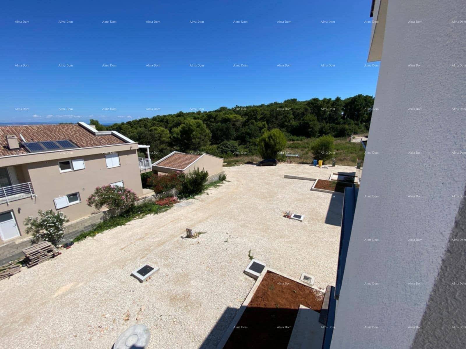 Weitläufiger Blick auf eine Baustelle und grüne Hügel unter klarem blauem Himmel.