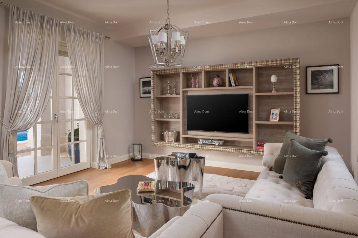Elegantes Wohnzimmer mit großem Sofa, integriertem TV-Möbel und Zugang zum Außenbereich.