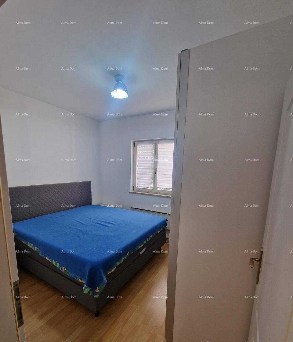 Schlafzimmer mit Doppelbett, Holzboden und Fenster mit Jalousien für Privatsphäre.