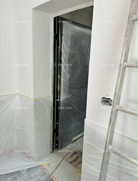 Innenbereich im Bau mit geschützter Tür und abgedeckten Wänden, bereit für weitere Arbeiten.