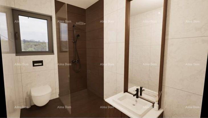 Modernes Badezimmer mit begehbarer Dusche, Wand-WC und Fenster für Tageslicht.