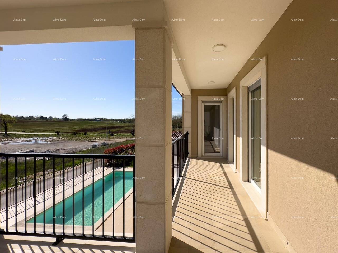 Lange, überdachte Loggia mit Fliesenboden, Geländer und Blick auf den Pool und die Landschaft.