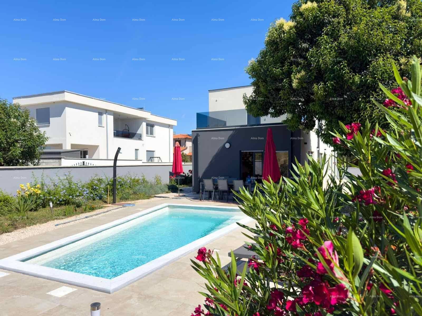 Erfrischender Poolbereich mit Sonnenliegen und farbenprächtigen Blumen, ideal zum Entspannen.