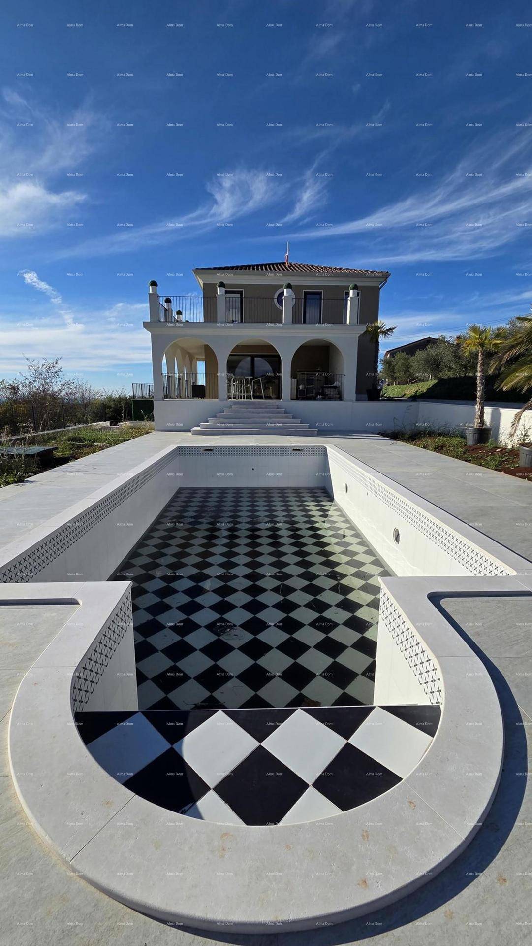 Exklusive Villa mit großem Poolbereich und klassischer Architektur unter blauem Himmel.