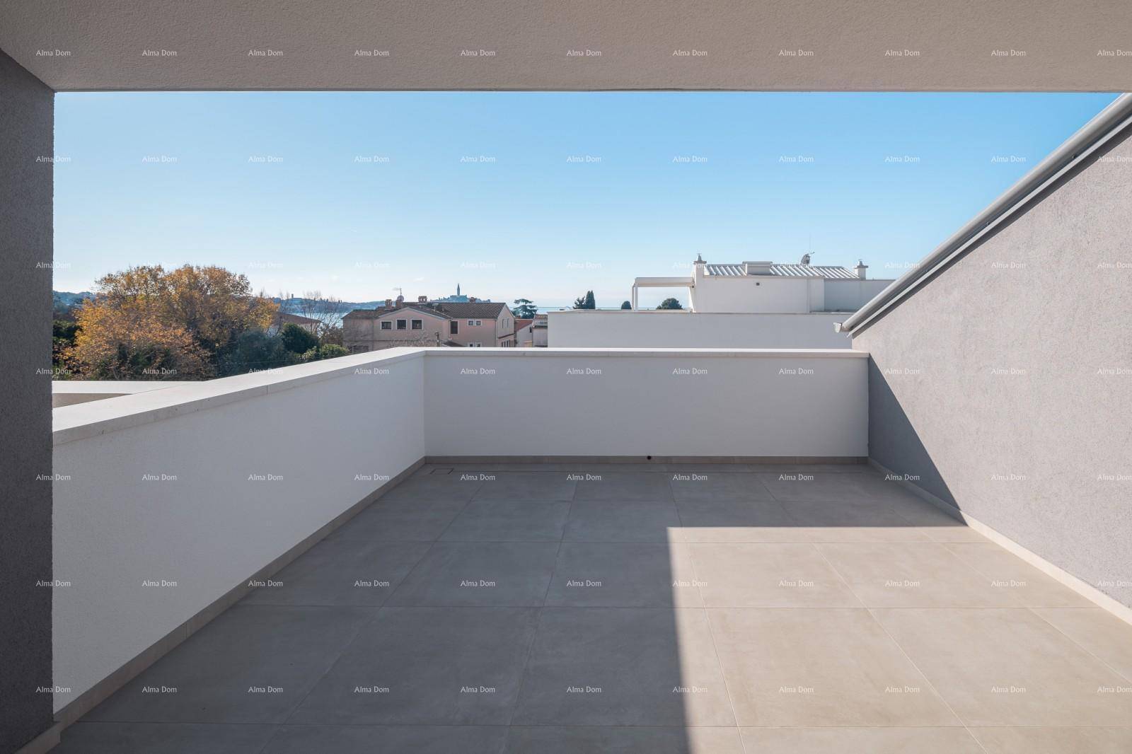 Geräumige Dachterrasse mit weitem Blick und viel Platz für Entspannung im Freien.