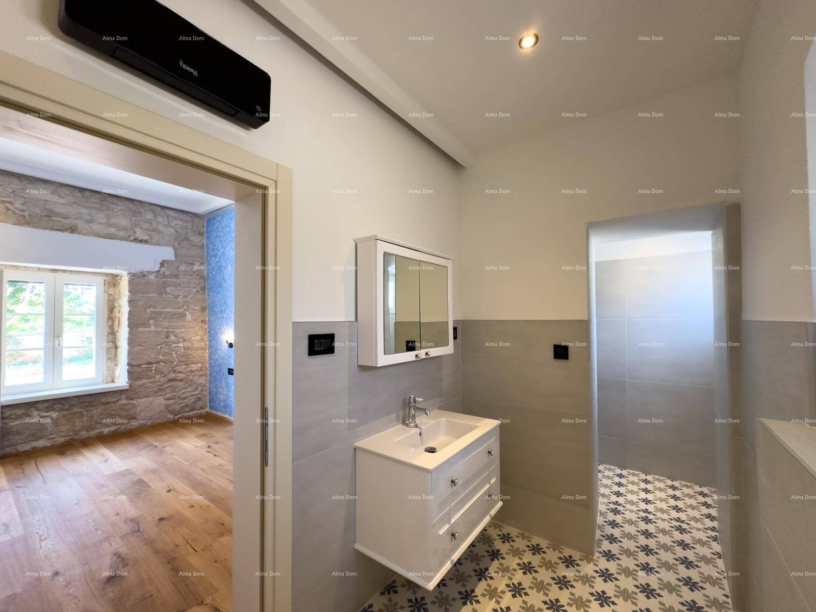 Badezimmer mit Einzelwaschbecken, Spiegelschrank und gemusterten Bodenfliesen.