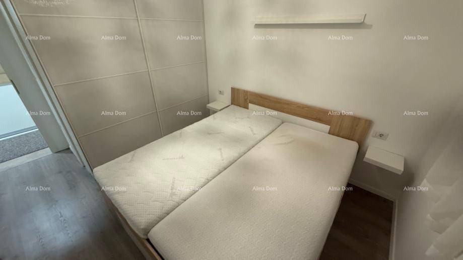 Schlafzimmer mit Doppelbett und integriertem Kleiderschrank.