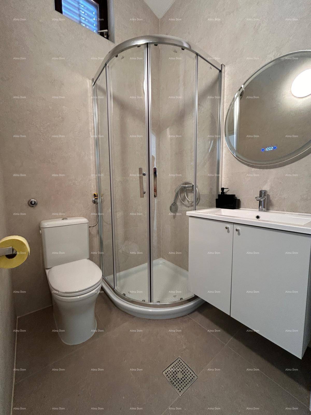 Badezimmer mit Duschkabine, Toilette und Waschbecken mit Spiegelschrank.