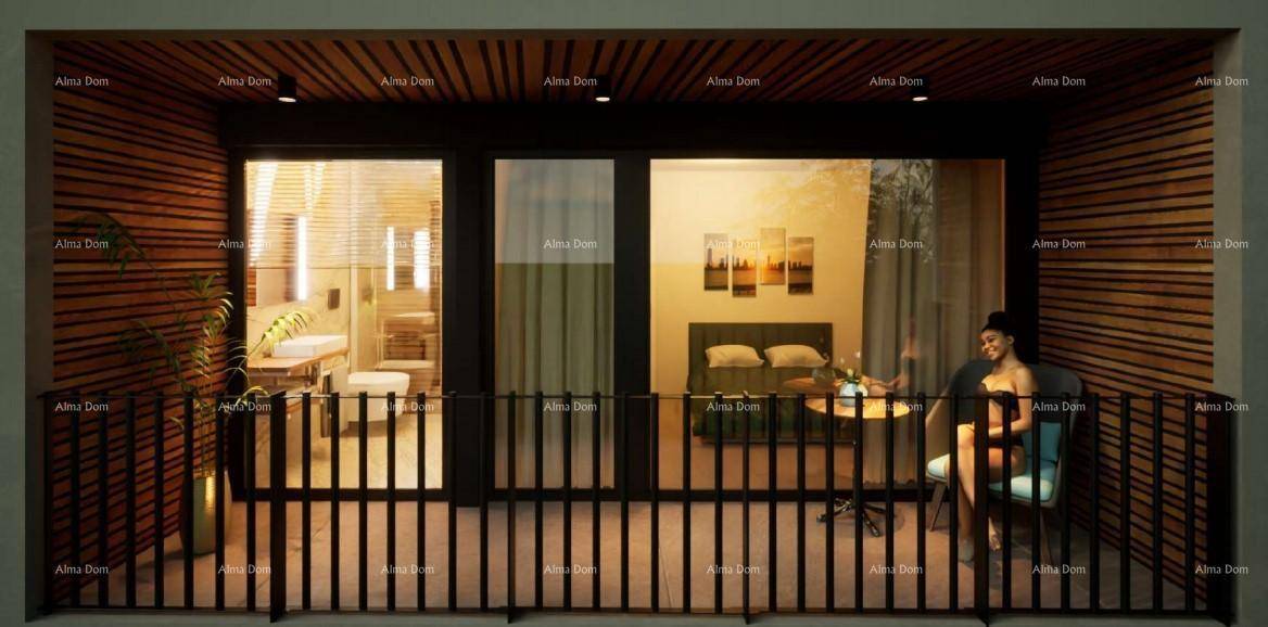Balkon mit Holzverkleidung und Zugang zu einem modernen Schlafzimmer und Badezimmer.
