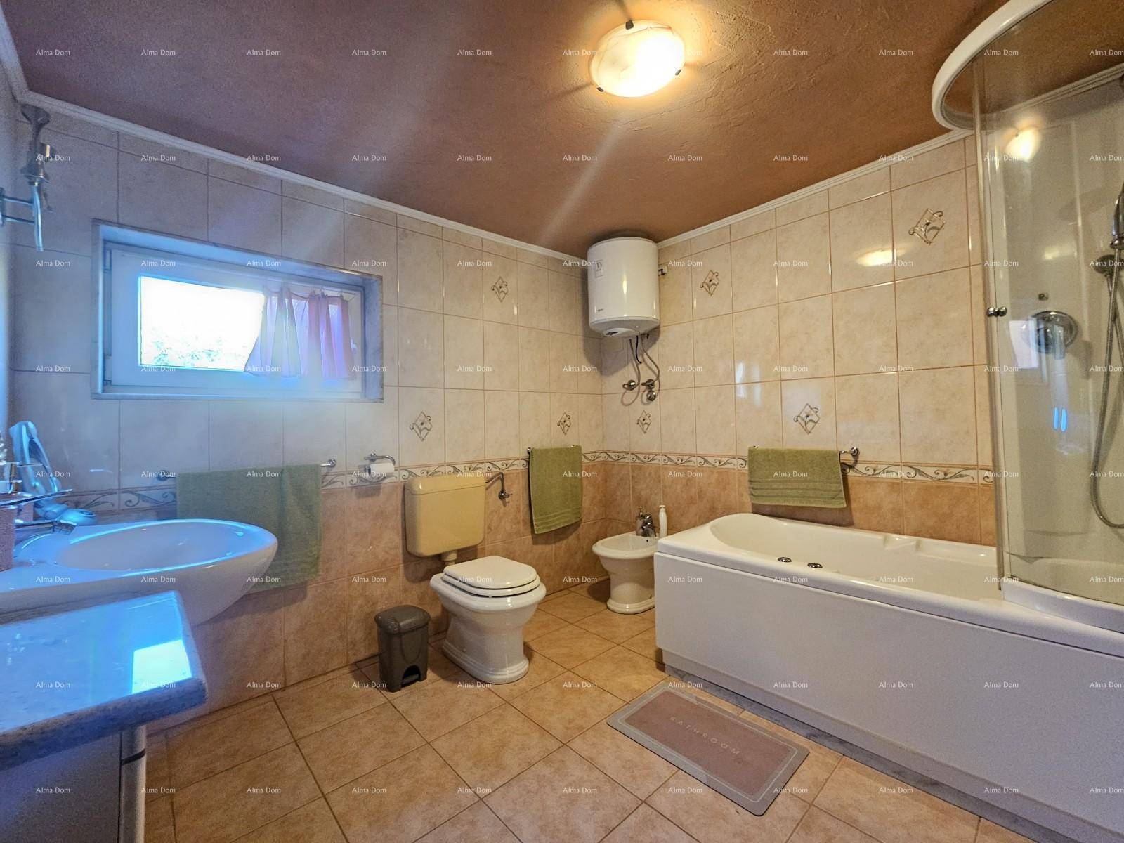 Badezimmer mit Waschbecken, Badewanne, Duschkabine und beigefarbenen Fliesen im Retro-Stil.