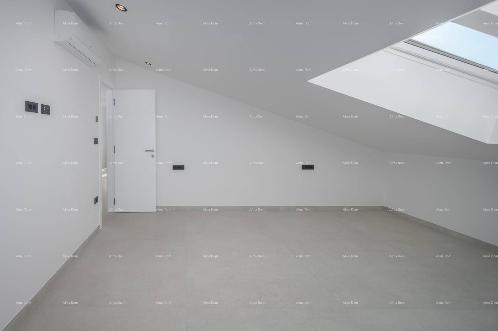 Modernes Dachzimmer mit Dachfenster und Zugang zu weiteren Räumen, vielseitig nutzbar.
