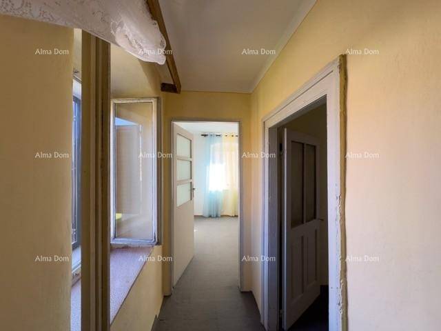 Flur oder Treppenabsatz im Obergeschoss mit mehreren Türen und einem Fenster.