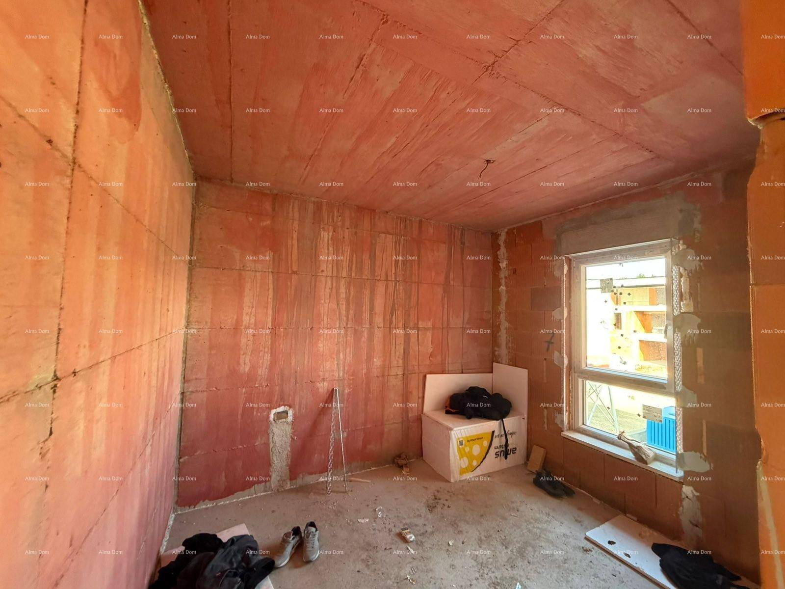 Schlafzimmer im Rohbau mit einem Fenster und unverputzten Ziegelwänden.