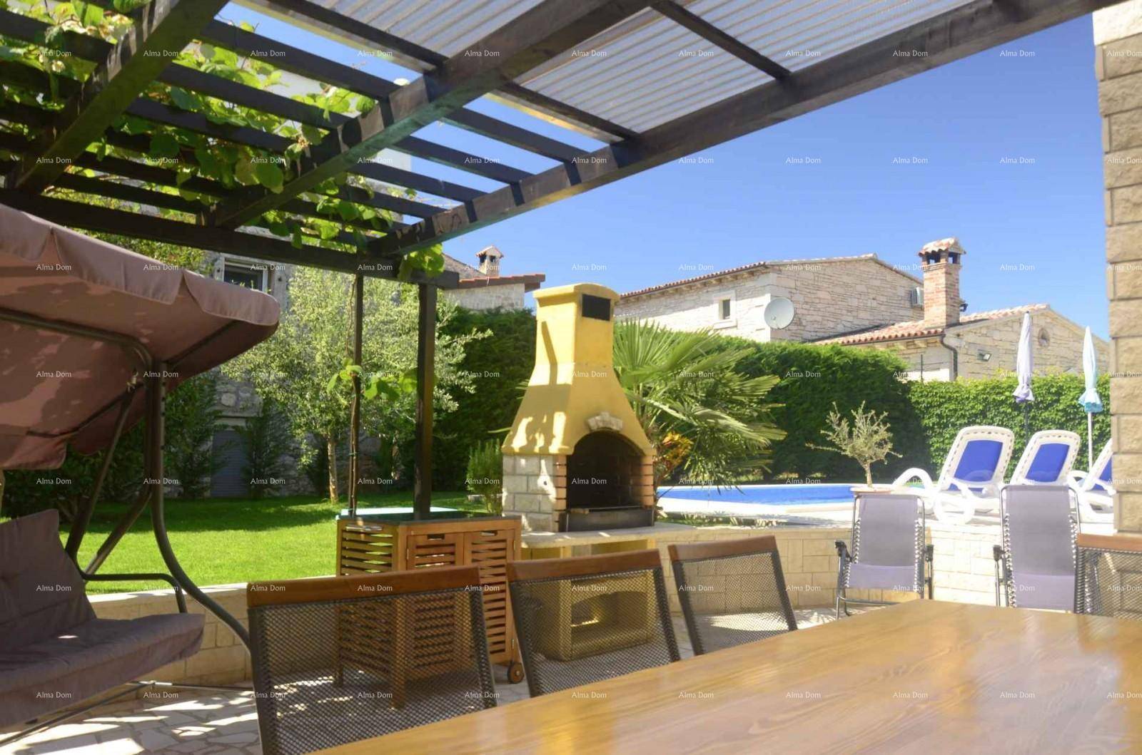 Überdachte Terrasse mit Esstisch, Schaukel und gemauertem Grillbereich neben dem Pool.