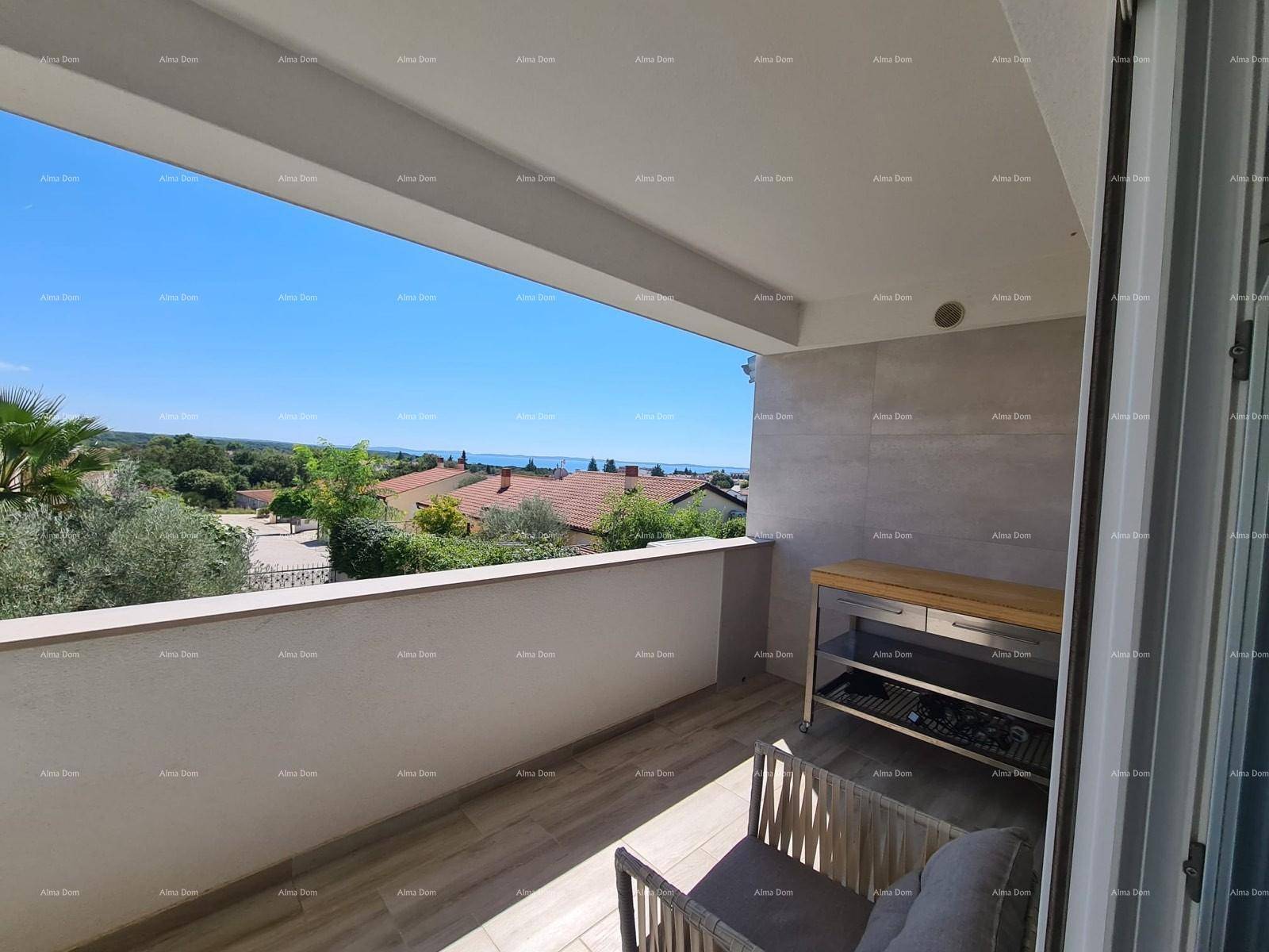 Sonniger Balkon mit Meerblick und Blick über die Dächer, ausgestattet mit einem Beistelltisch.