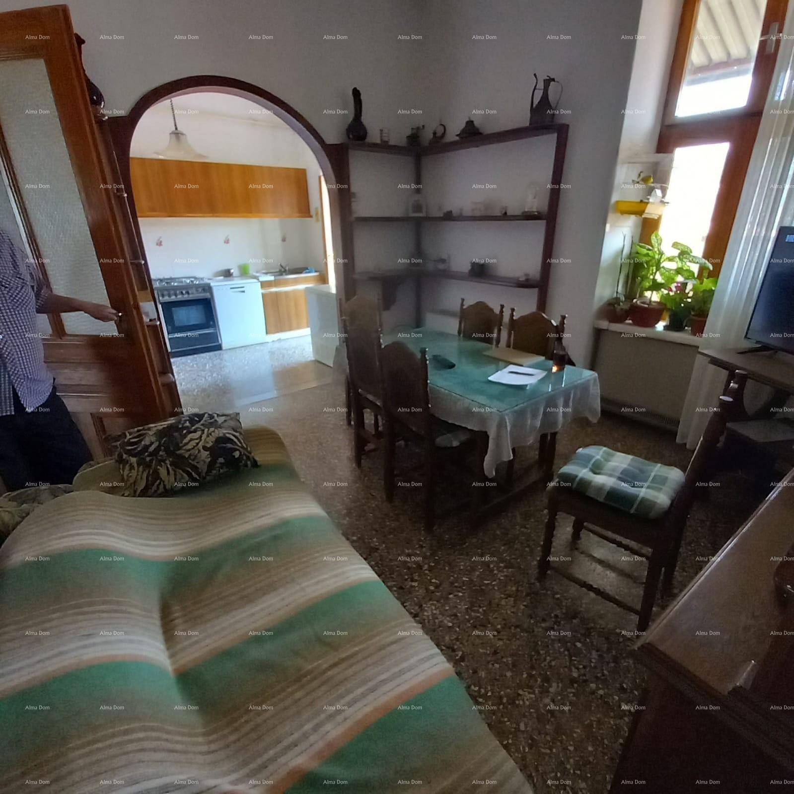 Gemütlicher Wohnbereich mit Esstisch und Blick in die angrenzende Küche.