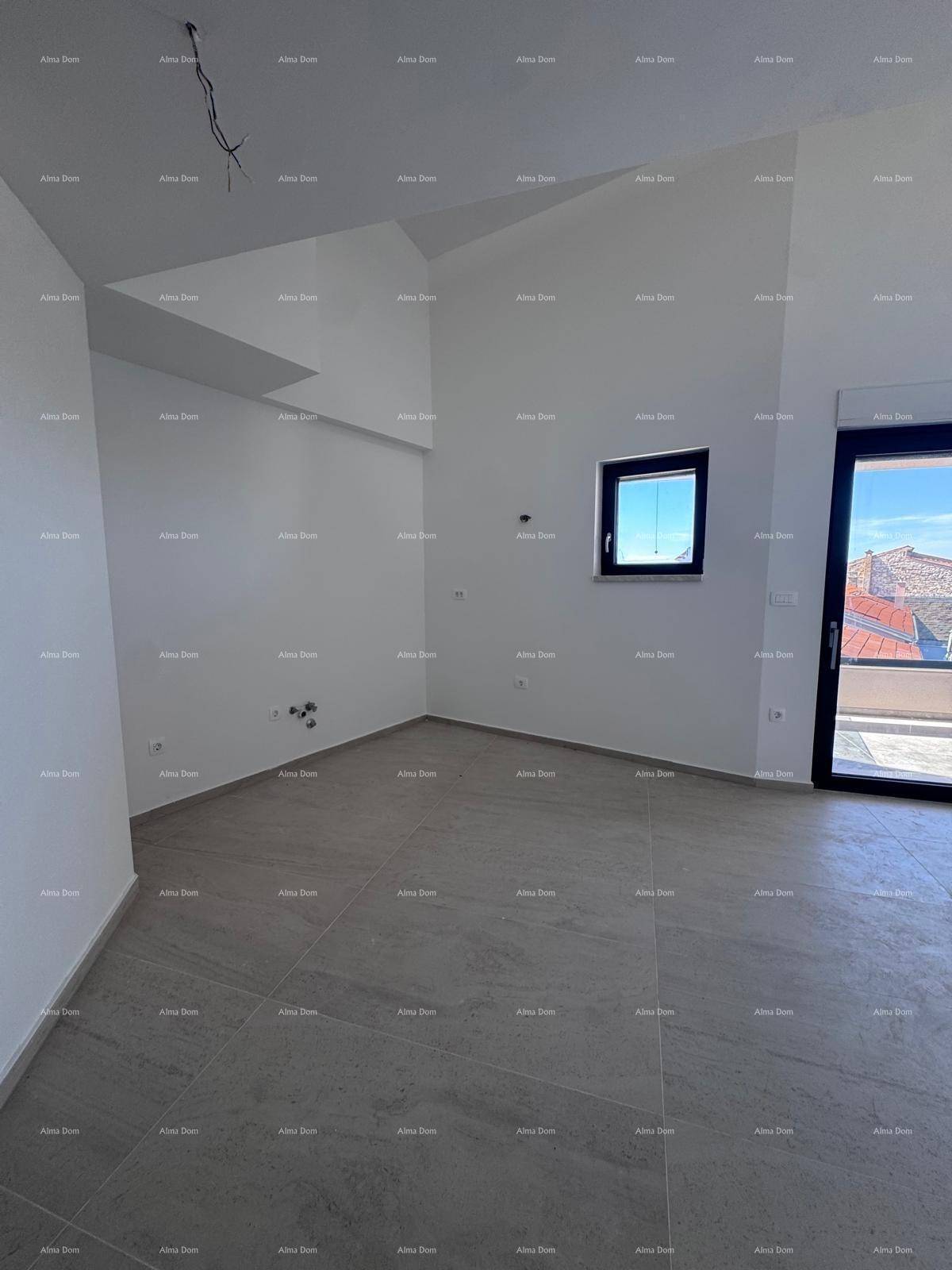 Heller Wohnbereich mit modernen hellgrauen Fliesen, weißen Wänden und großem Fenster.