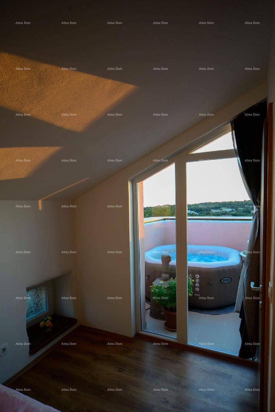 Schlafzimmer mit Zugang zur Terrasse und Whirlpool, durch große Glastüren verbunden.